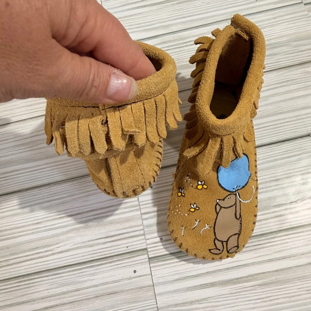 Minnetonka Toddler Suede Fringe Moccasins Winnie the Pooh Piglet Painted Sz 6